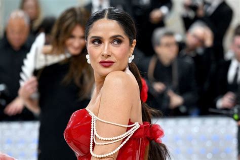 Salma Hayek Has Wardrobe Malfunction While Dancing in Her。